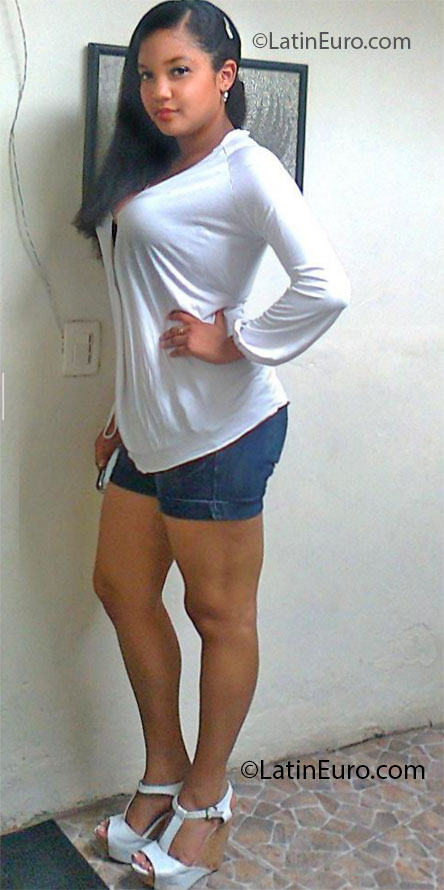 Date this pretty Colombia girl Vanessa from Cali CO12077