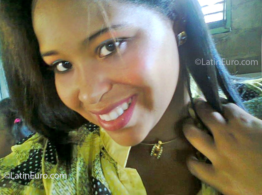 Date this good-looking Dominican Republic girl Yndhira from La Vega DO14449