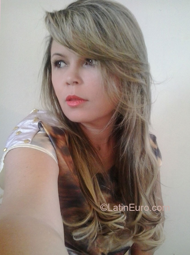 Date this beautiful Brazil girl Fernanda from Goiania BR7525