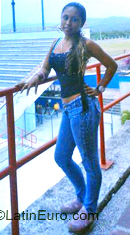Date this hot Colombia girl Yulli Paulin from Barranquilla CO12523