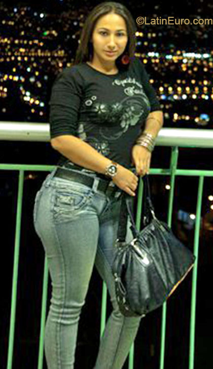 Date this nice looking Colombia girl Elizabeth from Medellin CO12437