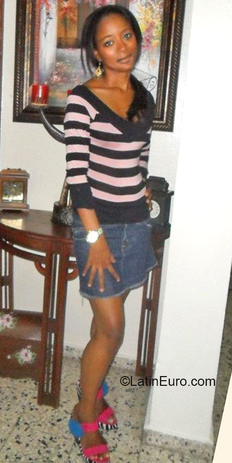Date this beautiful Dominican Republic girl Selenia from Santo Domingo DO18848
