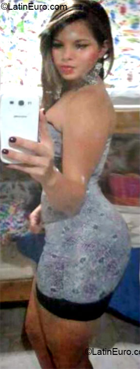 Date this happy Colombia girl Kelly from Armenia CO12585