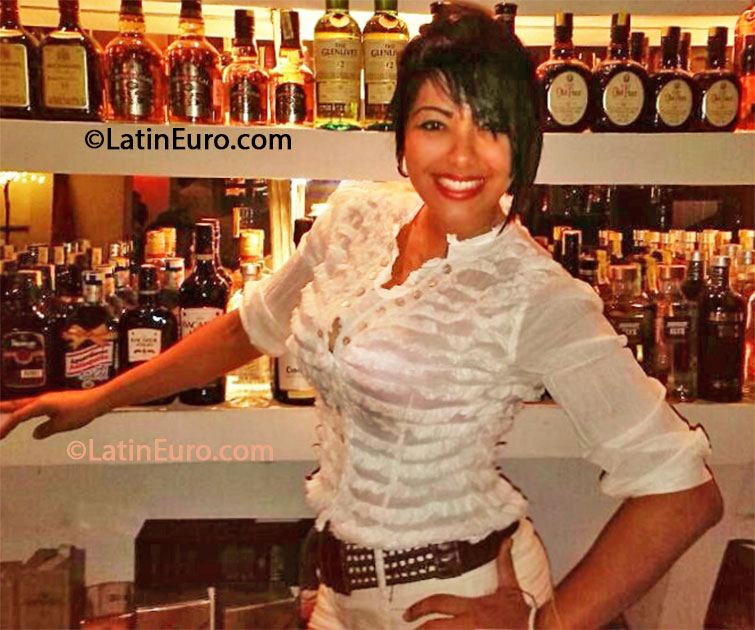 Date this foxy Colombia girl Carolina from Barranquilla CO13056