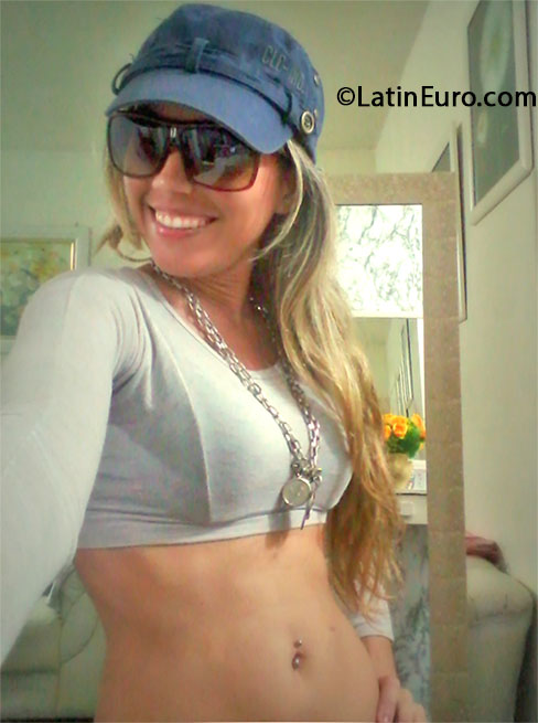 Date this voluptuous Brazil girl Raquel Debora from Rio De Janeiro BR7902