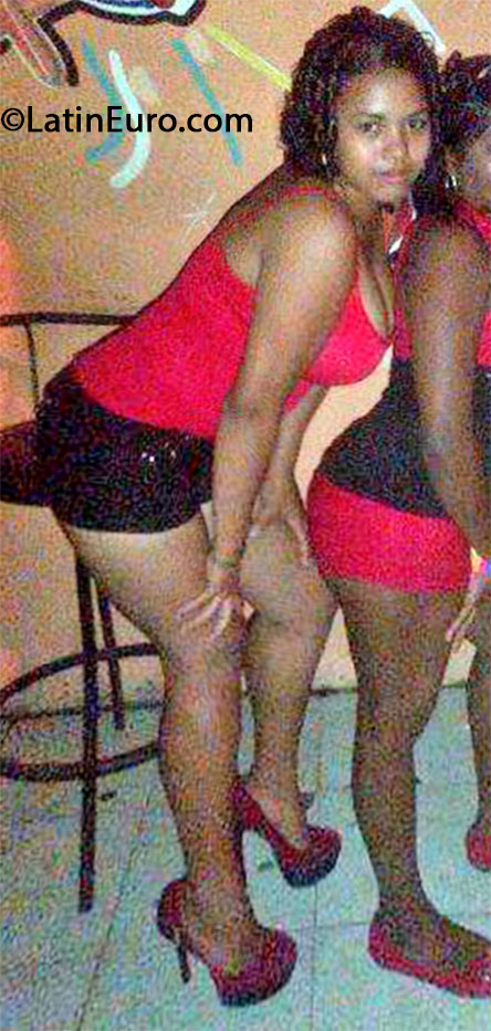 Date this foxy Dominican Republic girl Esthefany from Santo Domingo DM72