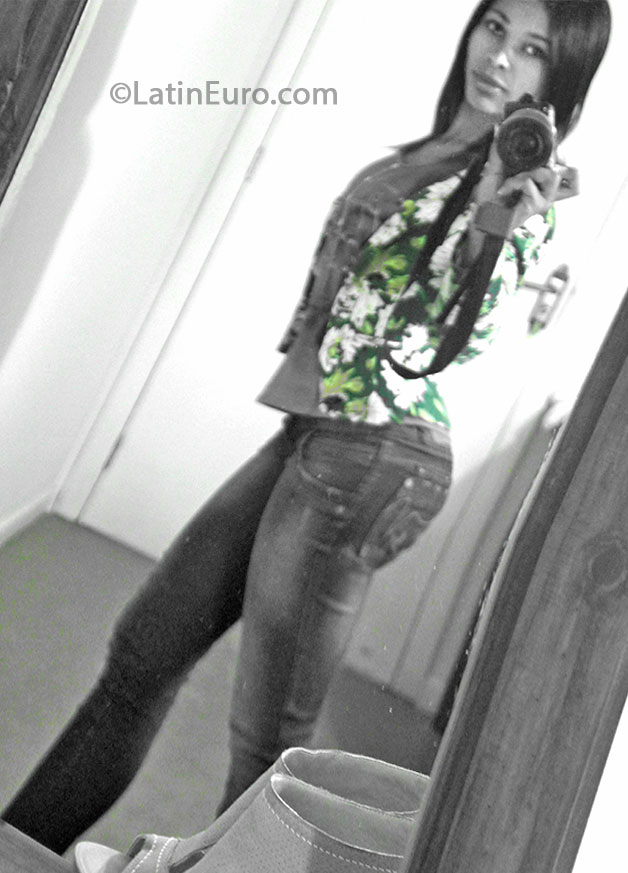 Date this attractive Brazil girl Raquel from Palotima BR8089