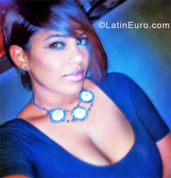 Date this hard body Dominican Republic girl Emel from Santo Domingo DO17359