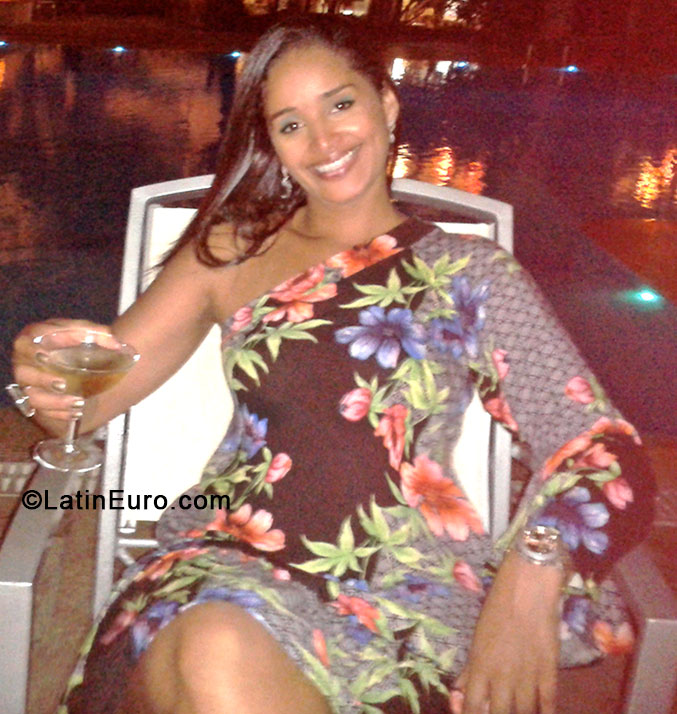 Date this happy Brazil girl Flavia from Rio De Janeiro BR8129