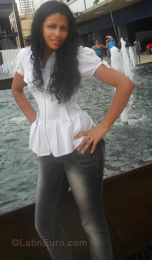 Date this charming Brazil girl Jaqueline from Goiania BR8206