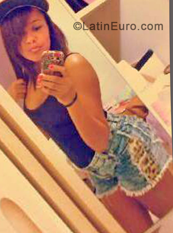 Date this beautiful Brazil girl Karla from Uba BR8227