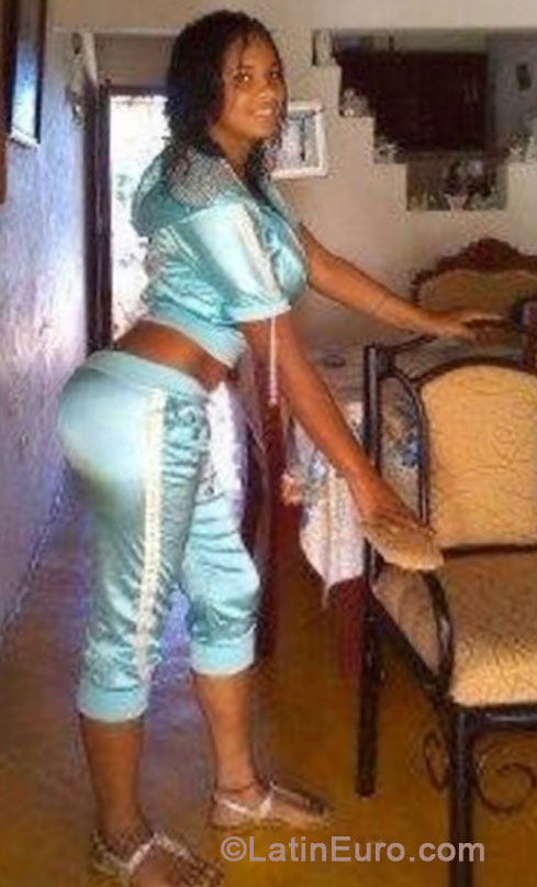 Date this nice looking Dominican Republic girl Sarah from La Vega DO17750
