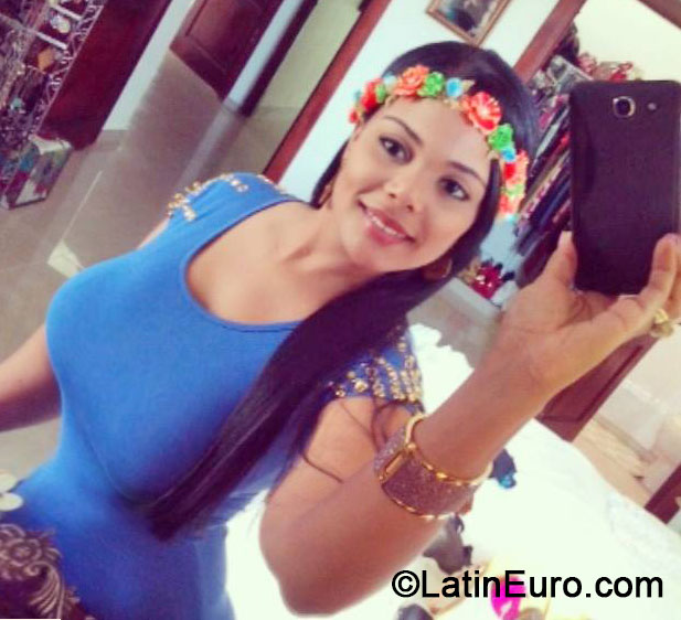 Date this stunning Dominican Republic girl Flori from Santo Domingo DO17801