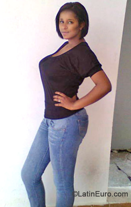 Date this hard body Dominican Republic girl Camelia from Monte Cristy DO17833