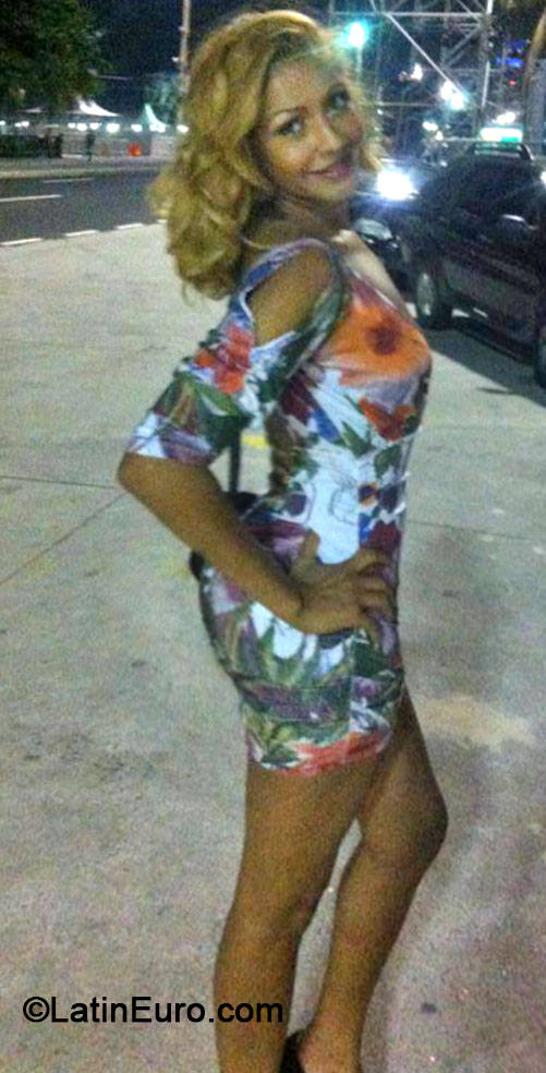 Date this voluptuous Brazil girl Sheila from Rio De Janeiro BR8339