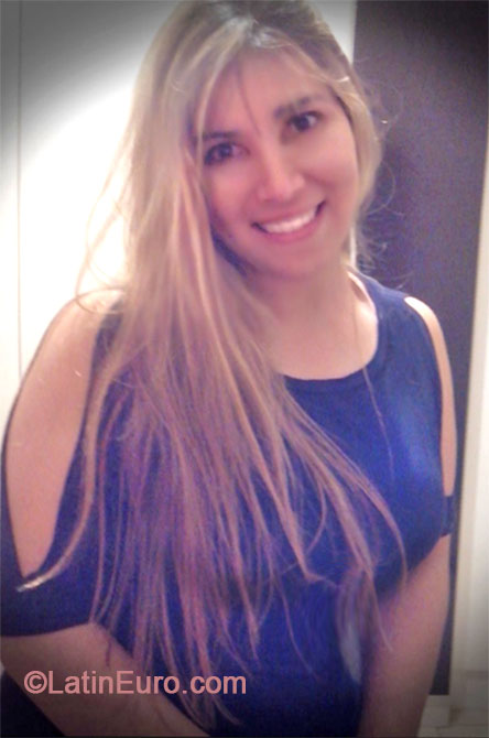 Date this attractive Brazil girl Elizangela from Curitiba BR8362