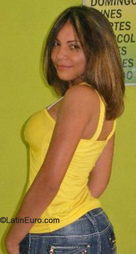 Date this charming Dominican Republic girl Yanira from Santiago DO18049