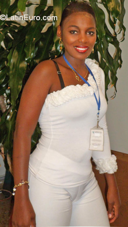 Date this voluptuous Colombia girl Corazon from Cali CO14710