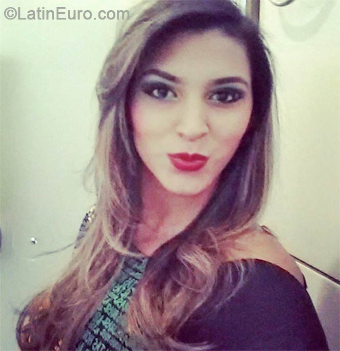 Date this gorgeous Brazil girl Carla from Formiga BR8582
