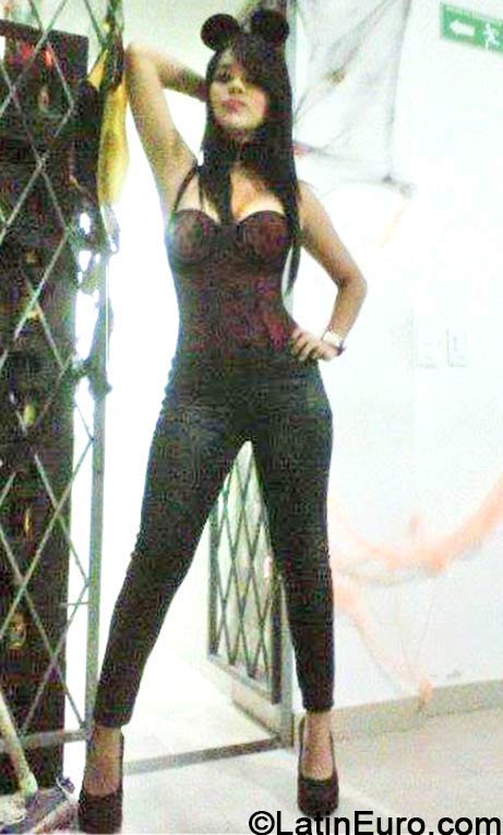 Date this beautiful England girl DRUW from  CO14895