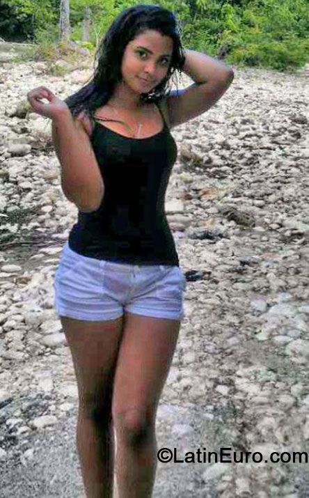 Date this nice looking Dominican Republic girl Carmen fernande from Moca DO18563