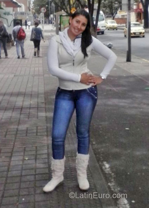 Date this happy Colombia girl Diana from Bogota CO15087