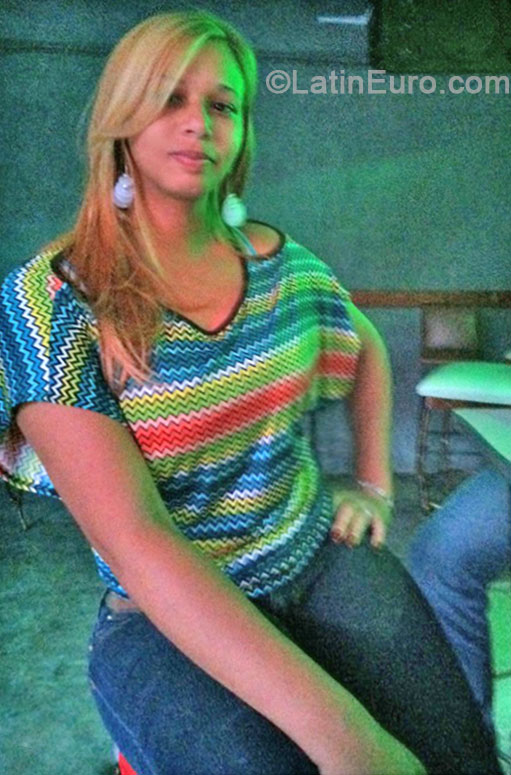 Date this hard body Dominican Republic girl Melange from Santiago DO18982