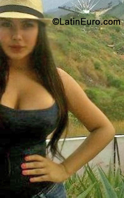 Date this voluptuous Colombia girl Laura from Bucaramanga CO15181