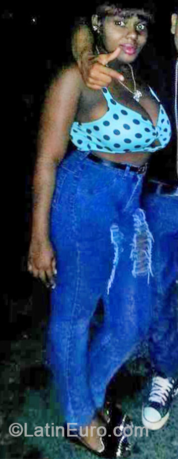 Date this stunning Dominican Republic girl Yulissa from Santo Domingo DO19049