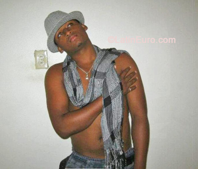 Date this athletic Dominican Republic man Luis from Santo Domingo DO19190