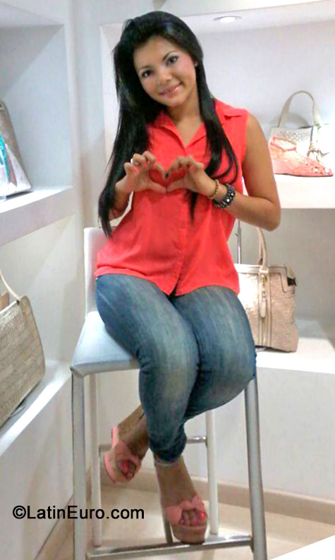 Date this foxy Colombia girl Yesenia from Bucaramanga CO15318