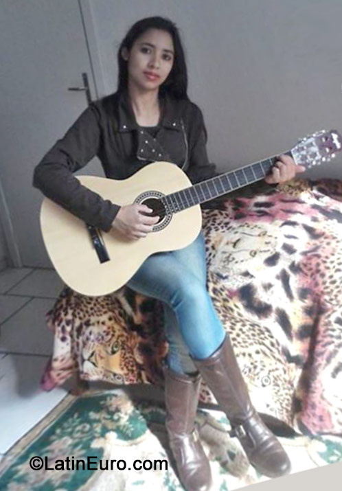 Date this georgeous Brazil girl Valquiria from Rio De Janeiro BR8814