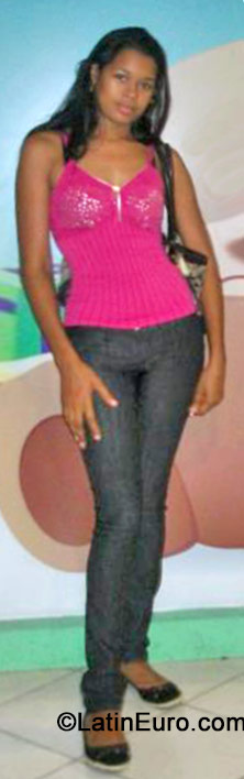 Date this gorgeous Dominican Republic girl Yuderka from Santo Domingo DO19273