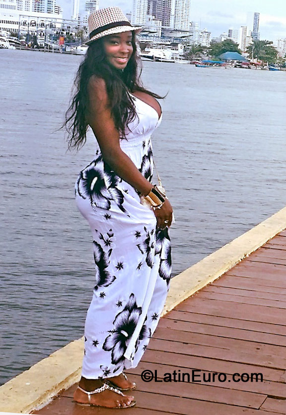 Date this cute Colombia girl Yani from Cali CO15377