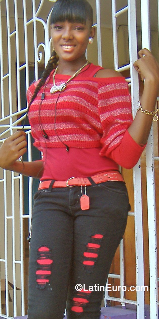 Date this happy Jamaica girl Yaneque from Kingston JM1746