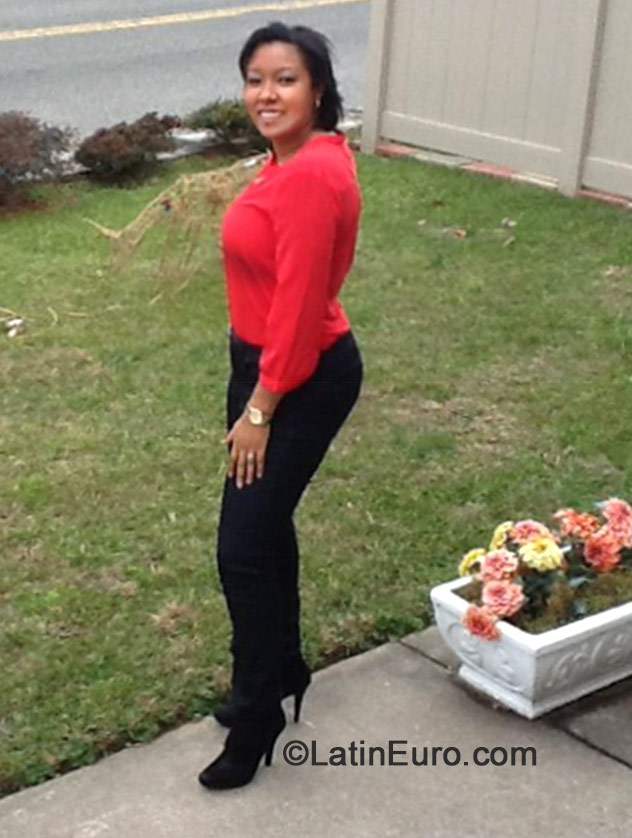 Date this attractive United States girl Rossanna from Philadelphia DO19340