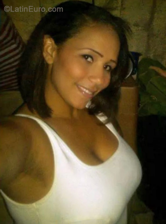 Date this georgeous Dominican Republic girl Adriana from Samana DO20037