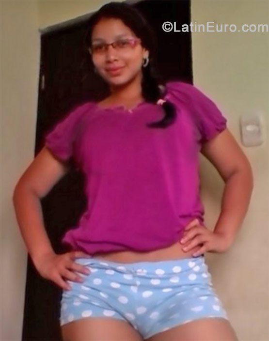 Date this young Colombia girl Karen from Santa Marta CO15526