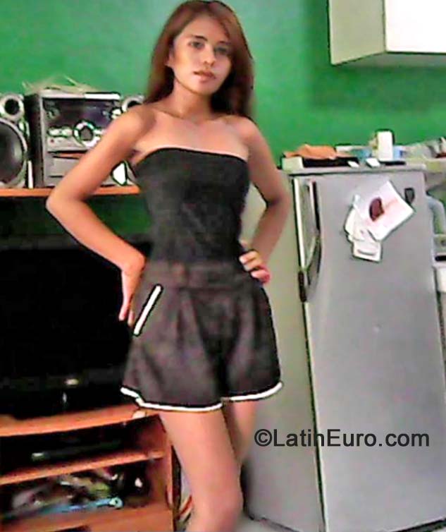 Date this delightful Philippines girl Lerhinia from Manila PH668