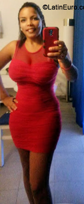 Date this stunning Dominican Republic girl Carolina from Santo Domingo DO19977