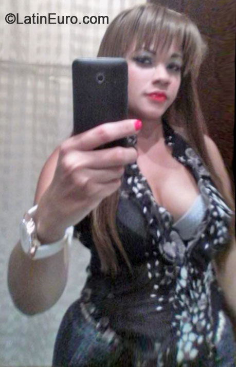 Date this nice looking Dominican Republic girl EMILCY from Santo Domingo DO56540
