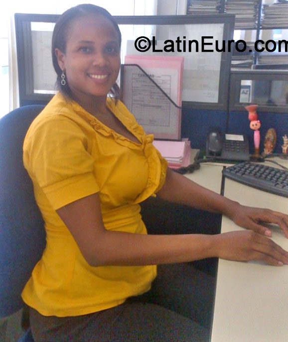 Date this voluptuous Colombia girl MAGNOLIA from Buenaventura CO16151