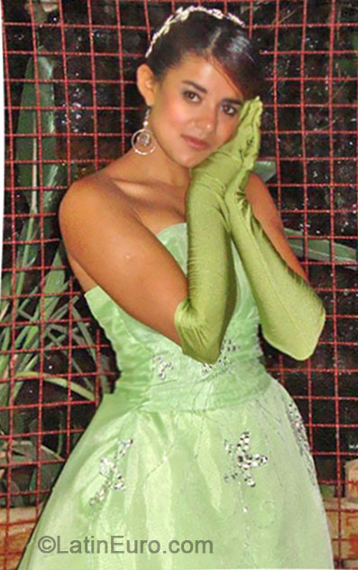 Date this good-looking Brazil girl Michely from Goiania BR9010