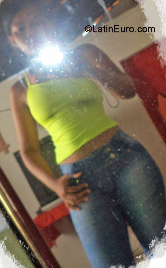 Date this athletic Brazil girl Silvia from Maceio BR9048