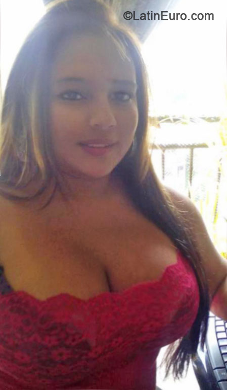 Date this nice looking Colombia girl Yeyimy from Medellin CO17817