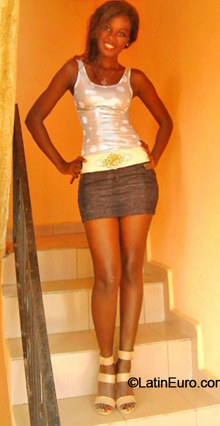 Date this good-looking Cameroon girl Makky from Douala CM205