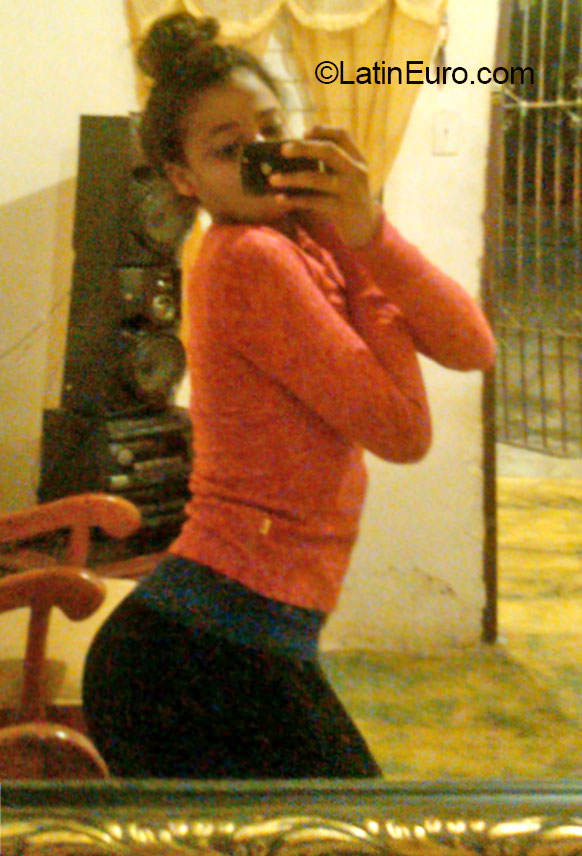 Date this good-looking Dominican Republic girl Camil from Boca Chica DO20383