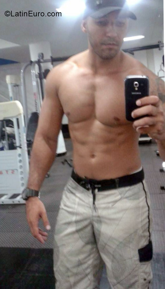 Date this hard body Brazil man Fabio from Vitoria BR9121