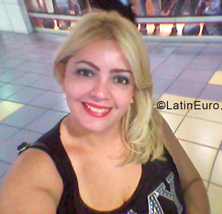 Date this hot Venezuela girl Emanuelle from Valencia VE337