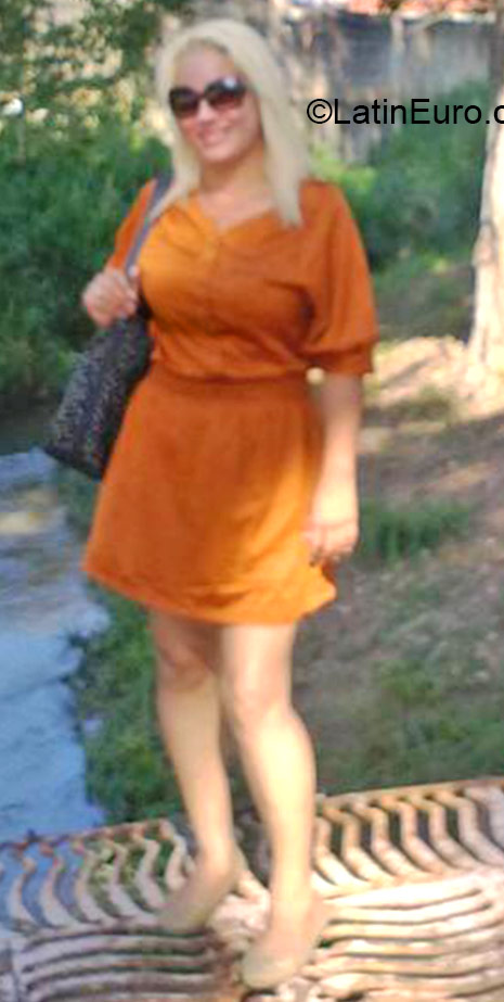 Date this nice looking Venezuela girl Marlyn from Caracas VE354